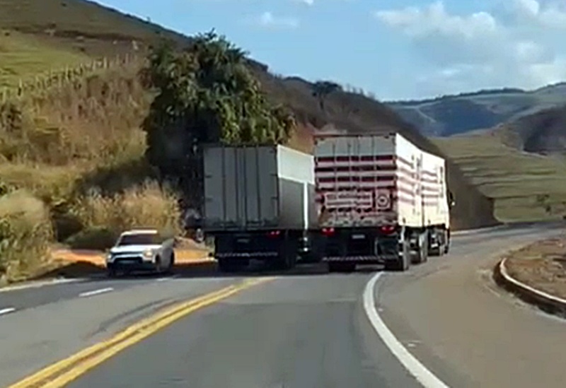 Caminhoneiro é autuado pela PRF após ser flagrado fazendo ultrapassagem proibida na BR-116