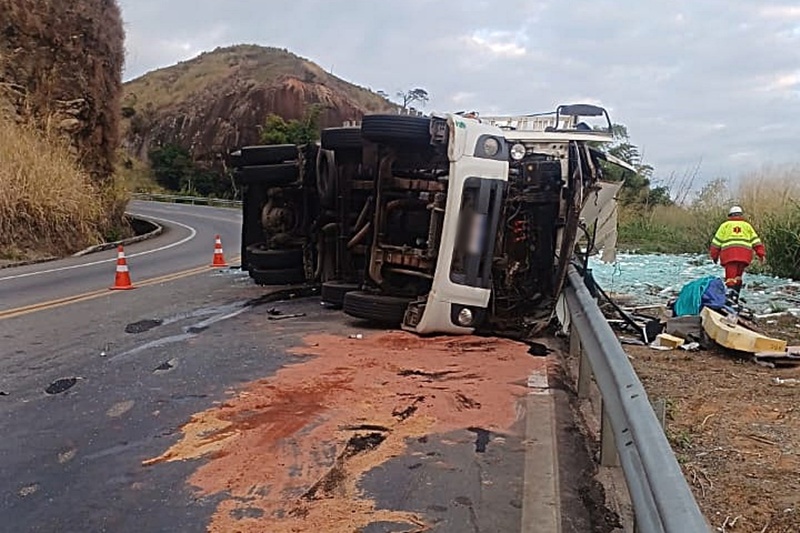 Caminhão tomba e espalha carga de vidros na Serra da Vileta em Leopoldina