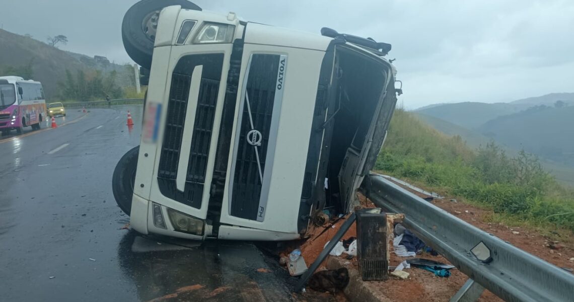 Carreta tomba e deixa motorista ferido na Serra da Vileta em Leopoldina