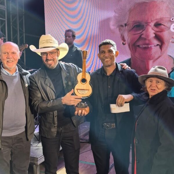 Temporal surpreende, mas público dá show de presença no Festival de Viola de Piacatuba