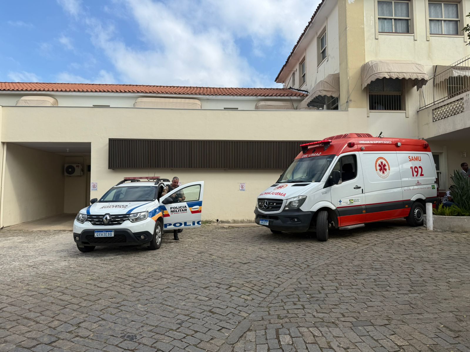 Em luto, Escola Municipal Botelho Reis suspende aulas do turno da tarde após morte de aluna