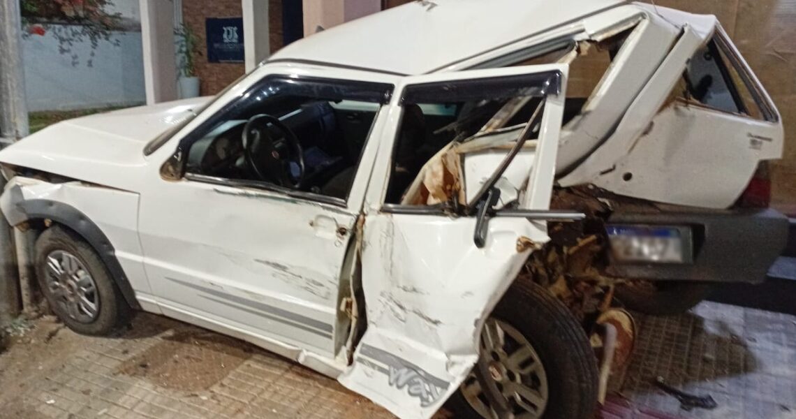 Colisão em cruzamento atinge outros dois veículos estacionados no Centro de Leopoldina