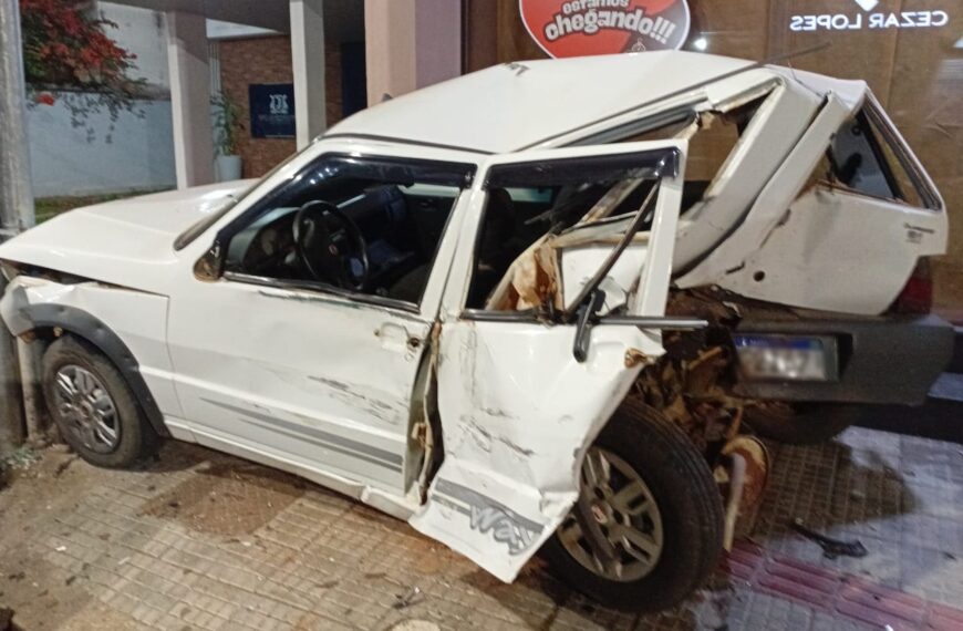 Colisão em cruzamento atinge outros dois veículos estacionados no Centro de Leopoldina