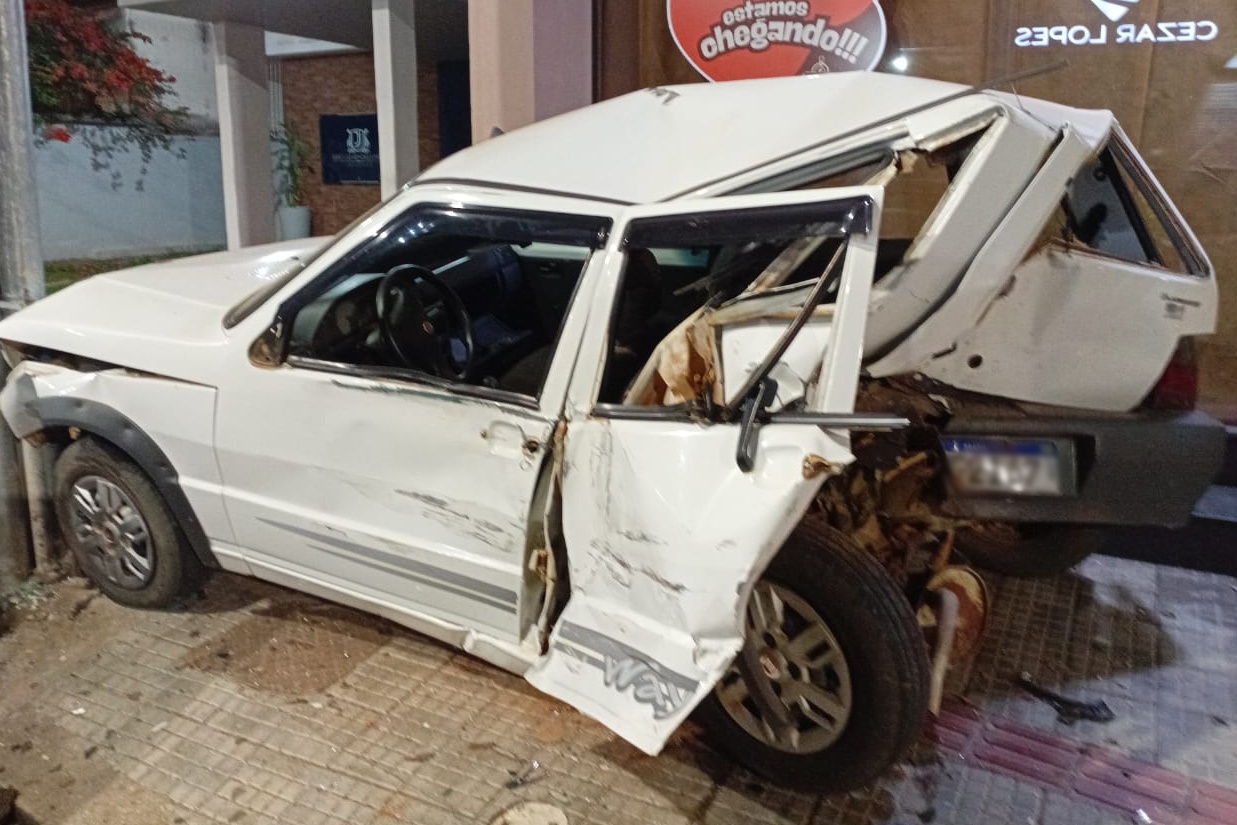 Colisão em cruzamento atinge outros dois veículos estacionados no Centro de Leopoldina