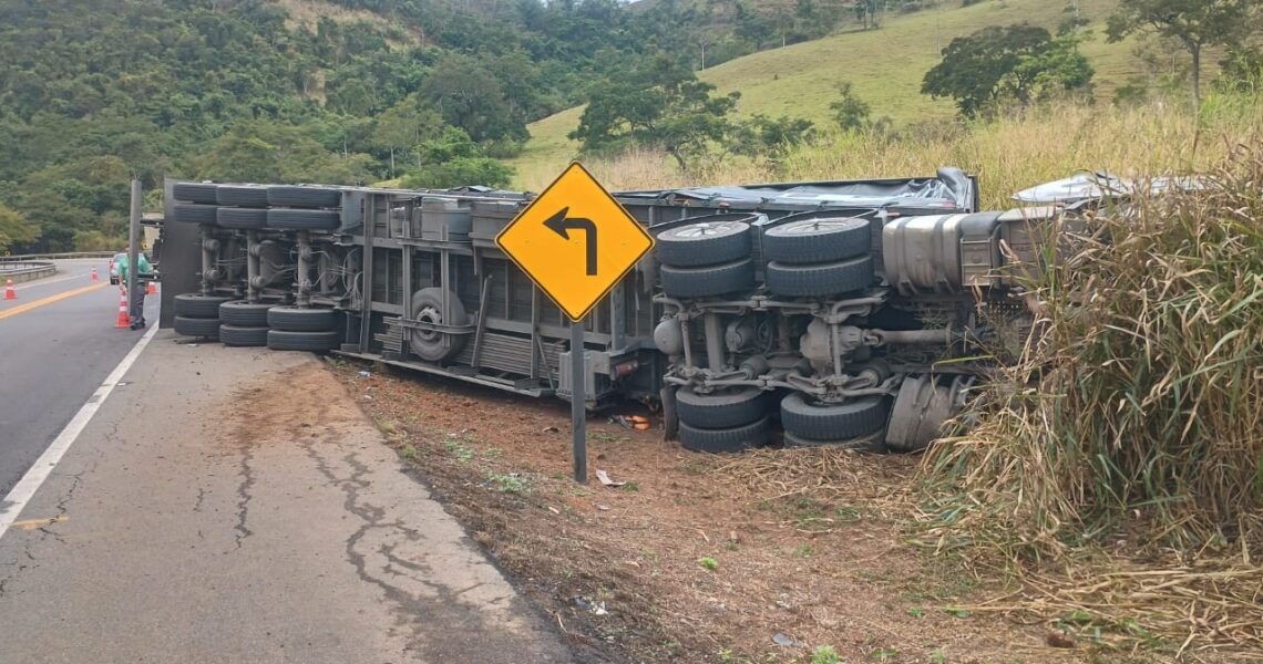 Motorista sai ileso após carreta carregada com polietileno tombar na BR-116 em Leopoldina