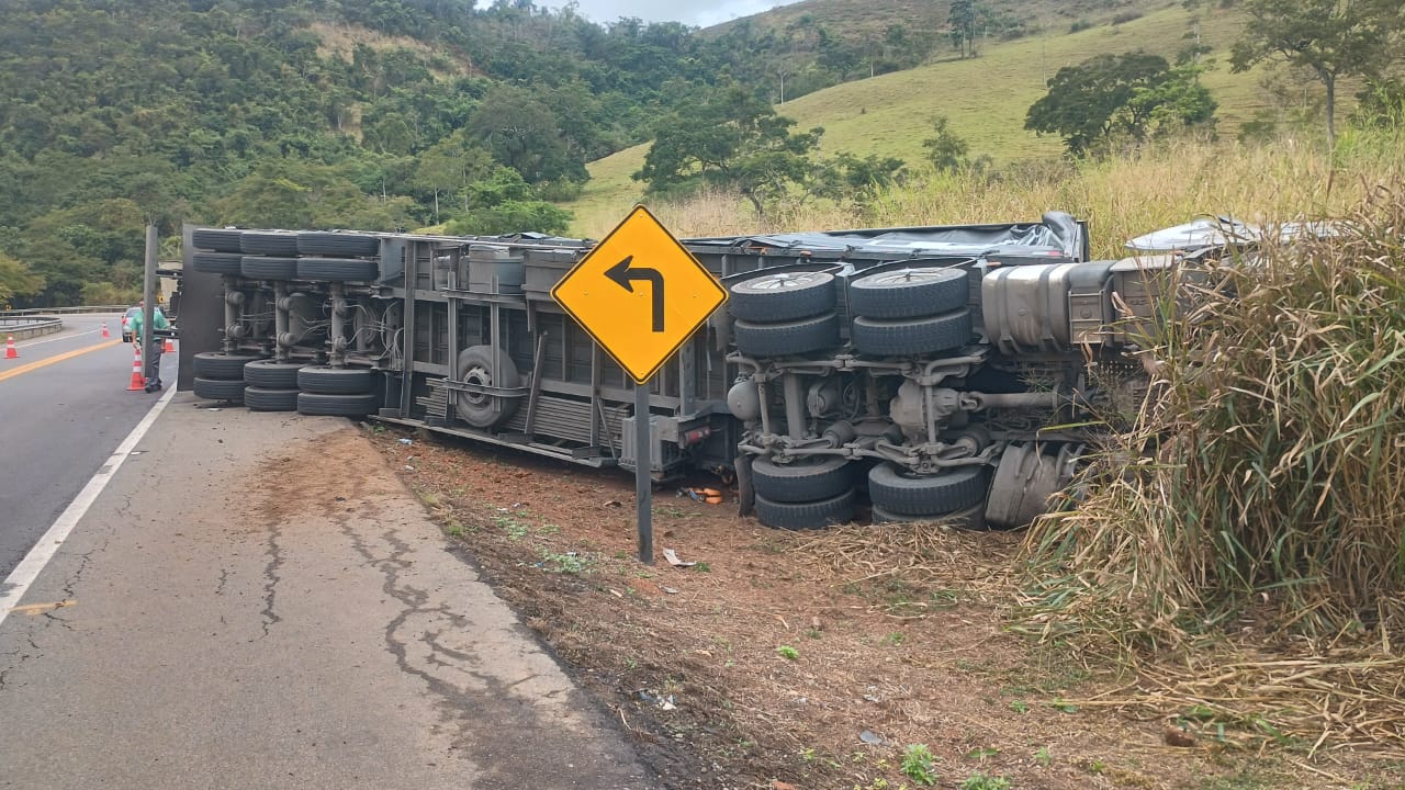 Motorista sai ileso após carreta carregada com polietileno tombar na BR-116 em Leopoldina