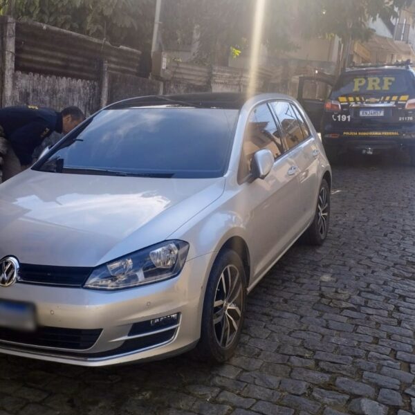 Carro roubado no Rio de Janeiro é recuperado pela PRF e PM no São Cristóvão em Leopoldina