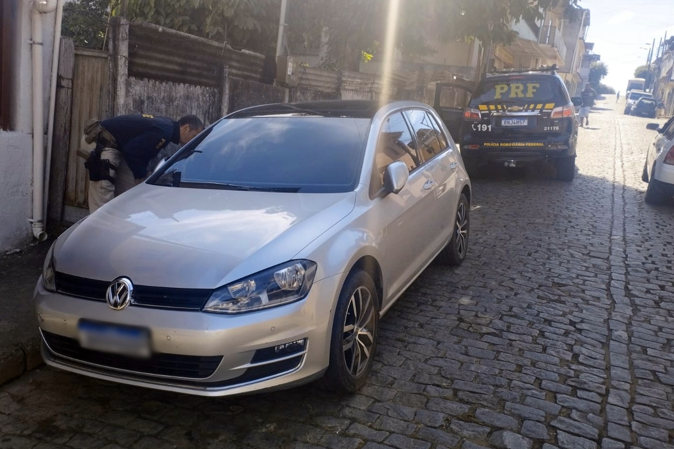 Carro roubado no Rio de Janeiro é recuperado pela PRF e PM no São Cristóvão em Leopoldina