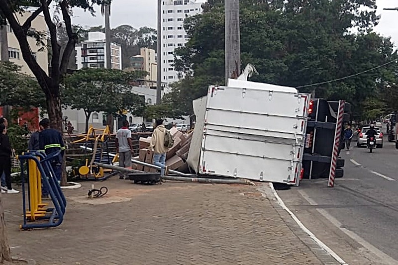 Câmera flagra momento em que carreta tomba no Centro de Ubá