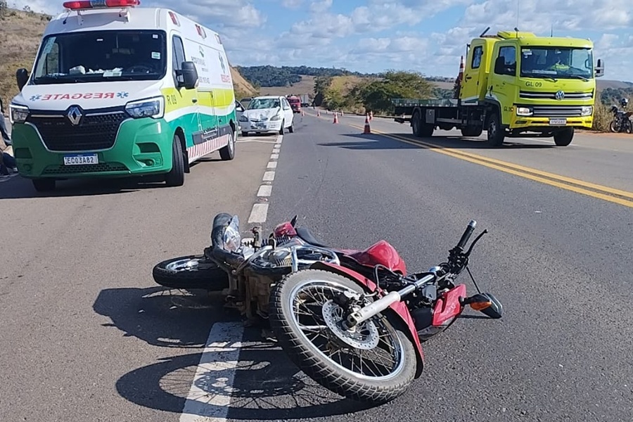 Acidente entre carro e moto na BR-116 deixa idoso gravemente ferido próximo ao trevo de Recreio