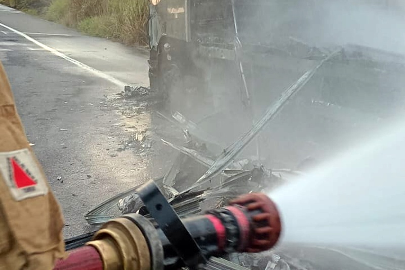 Incêndio em caminhão mobiliza Corpo de Bombeiros na MGC-393 em Estrela Dalva
