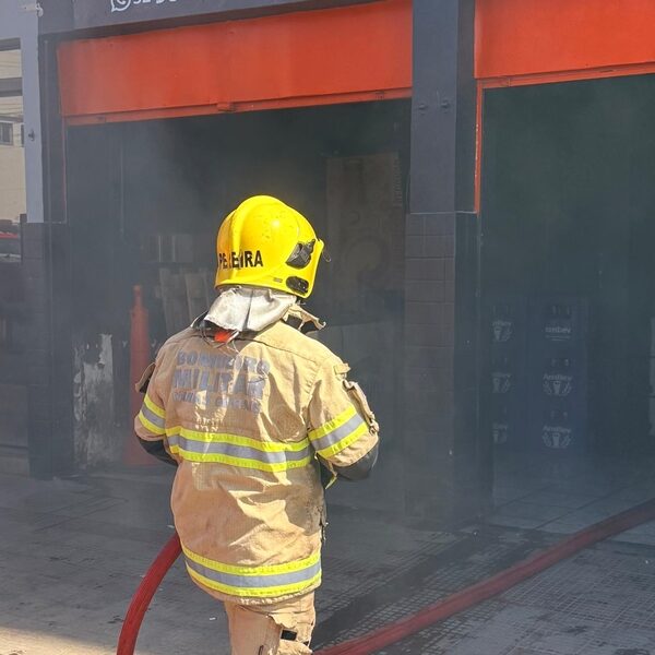 Corpo de Bombeiros controla princípio de incêndio em comércio no Bela Vista em Leopoldina