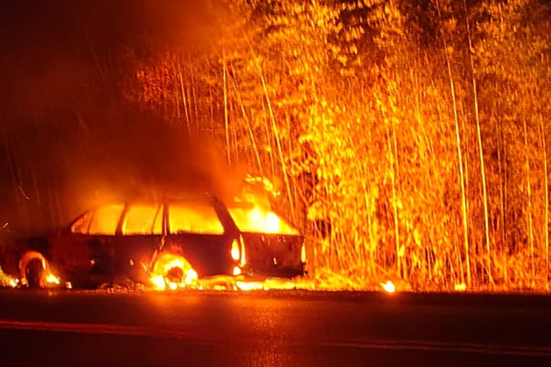 Carro pega fogo e mobiliza Corpo de Bombeiros na BR-267 próximo à Bicas