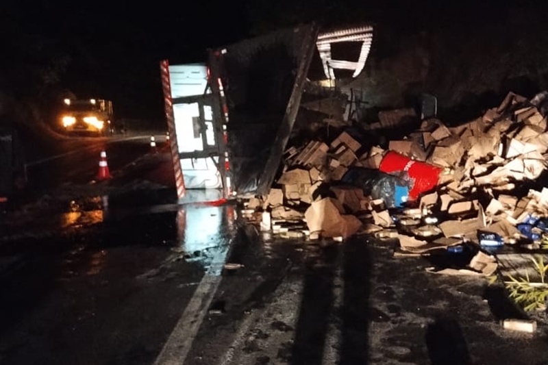 Carreta carregada com óleo lubrificante tomba na BR-116 em Além Paraíba