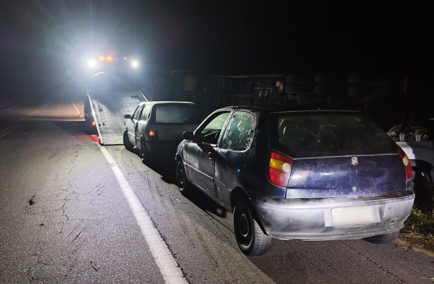 Polícia Militar Rodoviária frustra saque de carga após carreta tombar na MGC-393 em Estrela Dalva