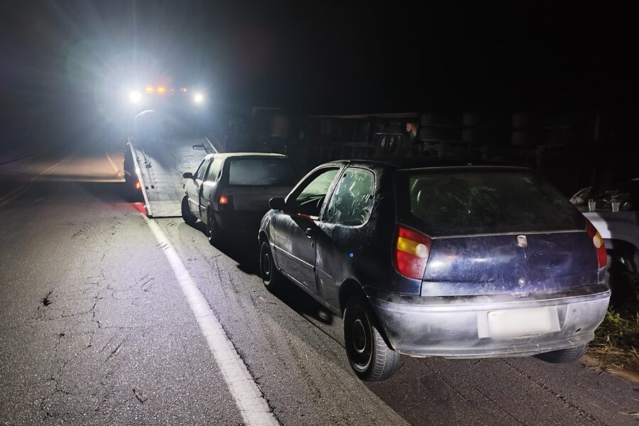 Polícia Militar Rodoviária frustra saque de carga após carreta tombar na MGC-393 em Estrela Dalva