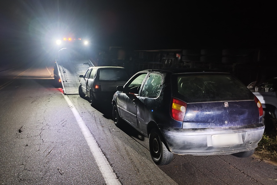 Polícia Militar Rodoviária frustra saque de carga após carreta tombar na MGC-393 em Estrela Dalva