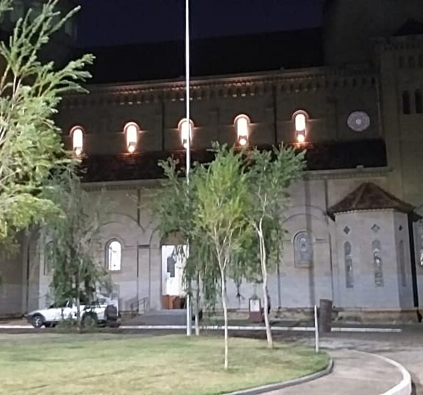 Catedral de São Sebastião apaga luzes como sinal de luto pela criança morta pela própria mãe em Leopoldina