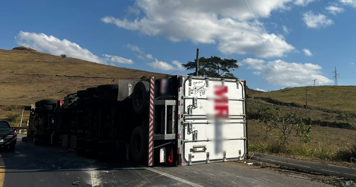 Carreta tomba na BR-116 próximo à Boa Sorte em Leopoldina