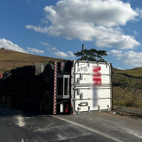 Carreta tomba na BR-116 próximo à Boa Sorte em Leopoldina
