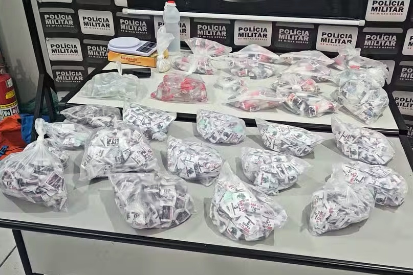 Homem é preso com 3 mil porções de drogas e artefatos explosivos em Muriaé