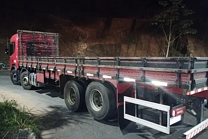 Acidente entre moto e caminhão deixa um morto e um ferido grave em Ubá