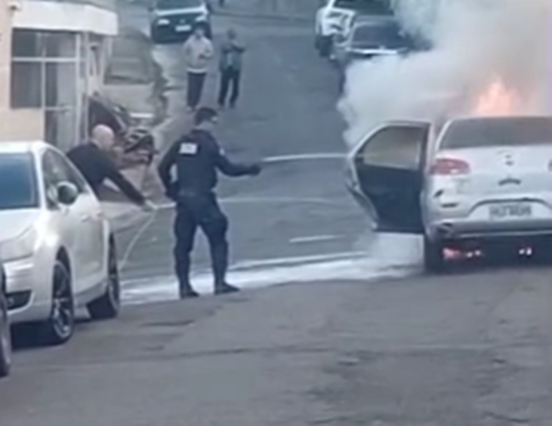 Veículo pega fogo em rua da Vila Esteves em Leopoldina