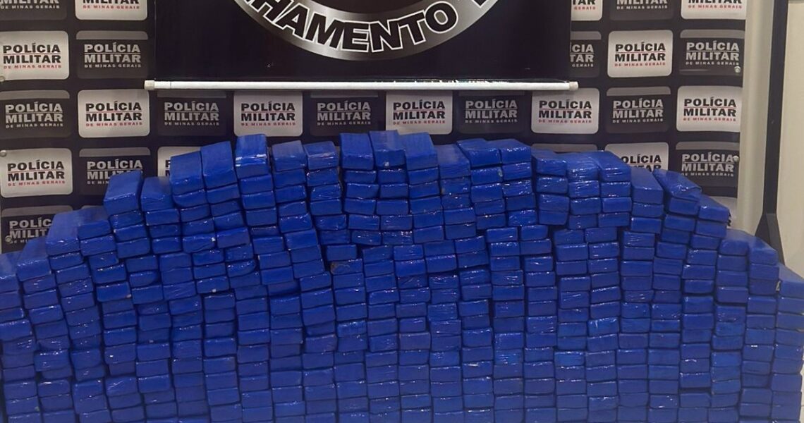 Polícia Militar intercepta carro com 456 barras de maconha na BR-356 em Muriaé