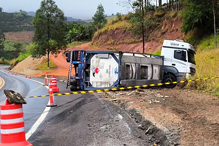 Carreta carregada com ácido acrílico tomba na BR-116 em São Francisco do Glória
