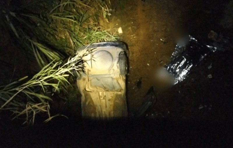 Carro despenca de ponte de 15 metros e motorista morre na BR-116 em Muriaé