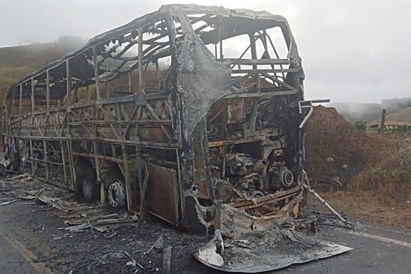 Motorista e 28 passageiros saem ilesos de incêndio que destruiu ônibus na BR-356 em Muriaé