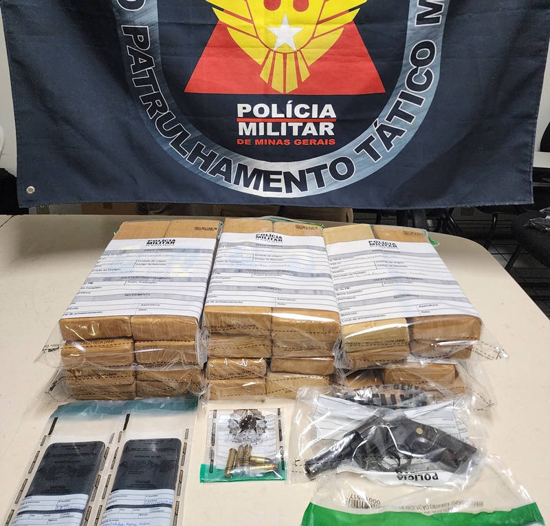PM apreende 23 barras de maconha após troca de tiros com criminosos em Rio Pomba