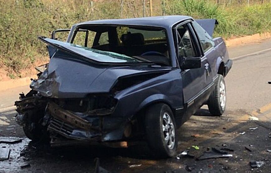 Colisão frontal entre dois carros deixa homem de 48 anos morto na MG-353 em Piraúba