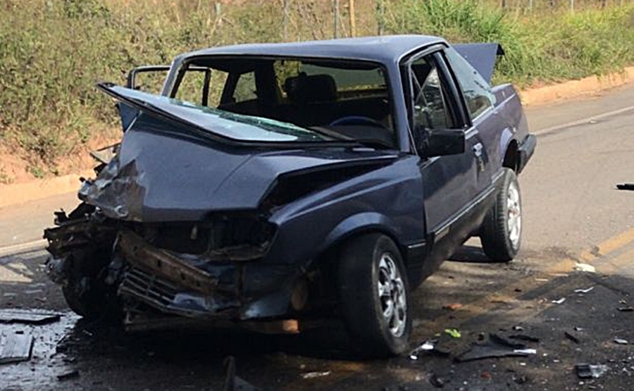 Colisão frontal entre dois carros deixa homem de 48 anos morto na MG-353 em Piraúba
