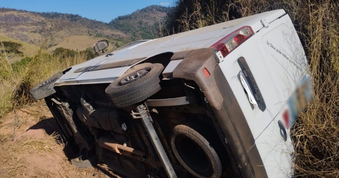 Motorista tenta evitar colisão e capota furgão na BR-267 em Leopoldina