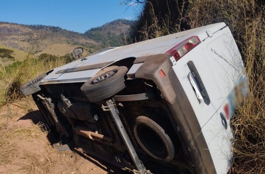 Motorista tenta evitar colisão e capota furgão na BR-267 em Leopoldina