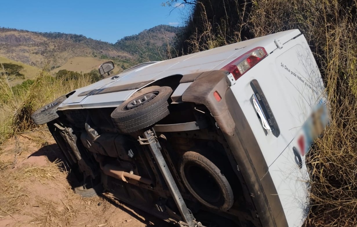 Motorista tenta evitar colisão e capota furgão na BR-267 em Leopoldina