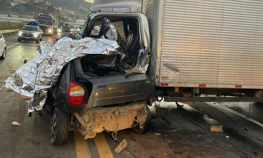 Casal morre e caminhoneiro fica gravemente ferido após colisão na BR-116 em Laranjal