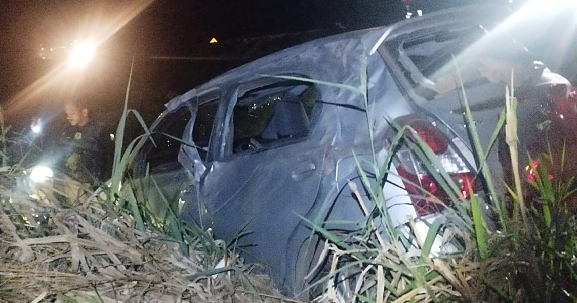 Carro com 4 pessoas capota após tentativa de ultrapassagem na BR-116 em Leopoldina