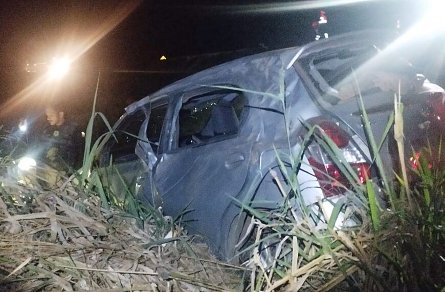 Carro com 4 pessoas capota após tentativa de ultrapassagem na BR-116 em Leopoldina