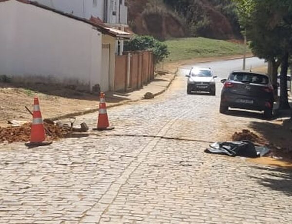 Moradores reclamam de poeira e demora em obra da Copasa iniciada há quase 2 meses na Mina de Ouro em Leopoldina