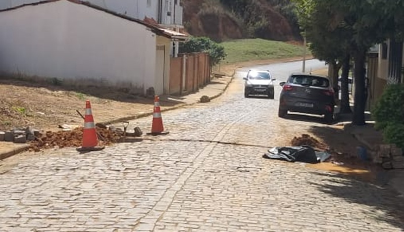 Moradores reclamam de poeira e demora em obra da Copasa iniciada há quase 2 meses na Mina de Ouro em Leopoldina