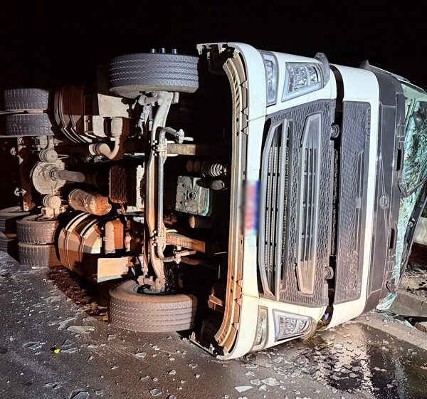 Carreta carregada com vidro e caminhonete colidem na Serra da Vileta em Leopoldina