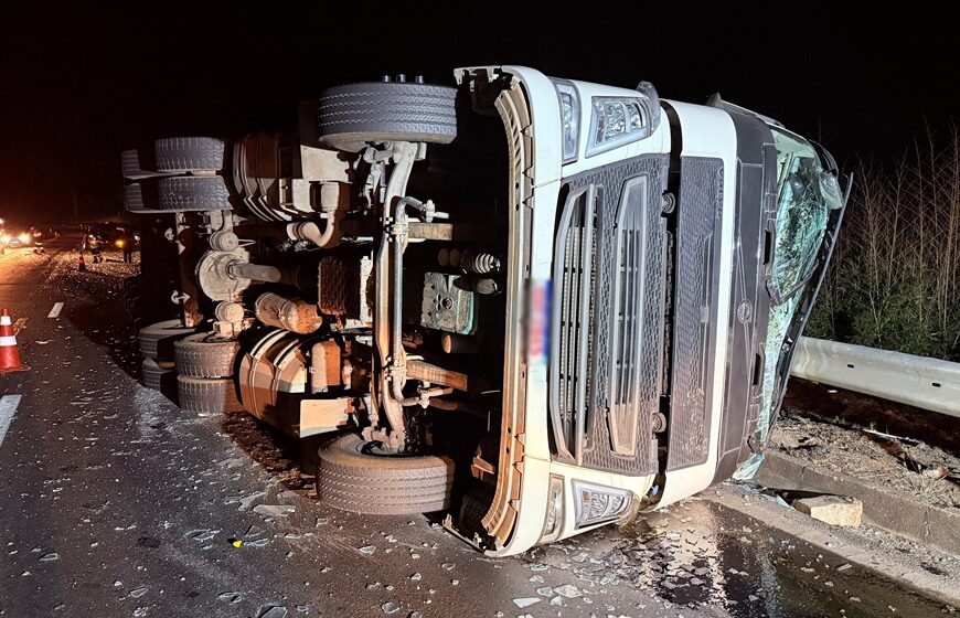 Carreta carregada com vidro e caminhonete colidem na Serra da Vileta em Leopoldina