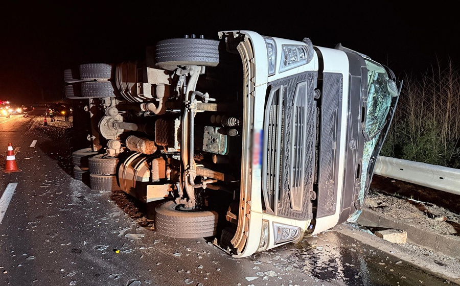 Carreta carregada com vidro e caminhonete colidem na Serra da Vileta em Leopoldina