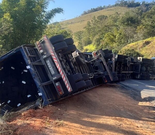 Carreta com carga de pneus tomba na BR-116 próximo à Bica D’água em Leopoldina