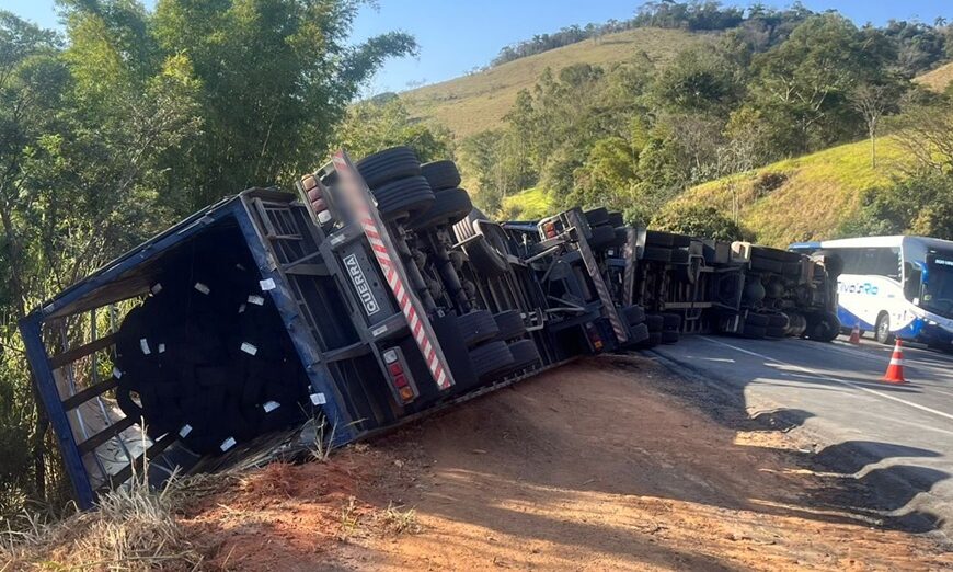 Carreta com carga de pneus tomba na BR-116 próximo à Bica D’água em Leopoldina