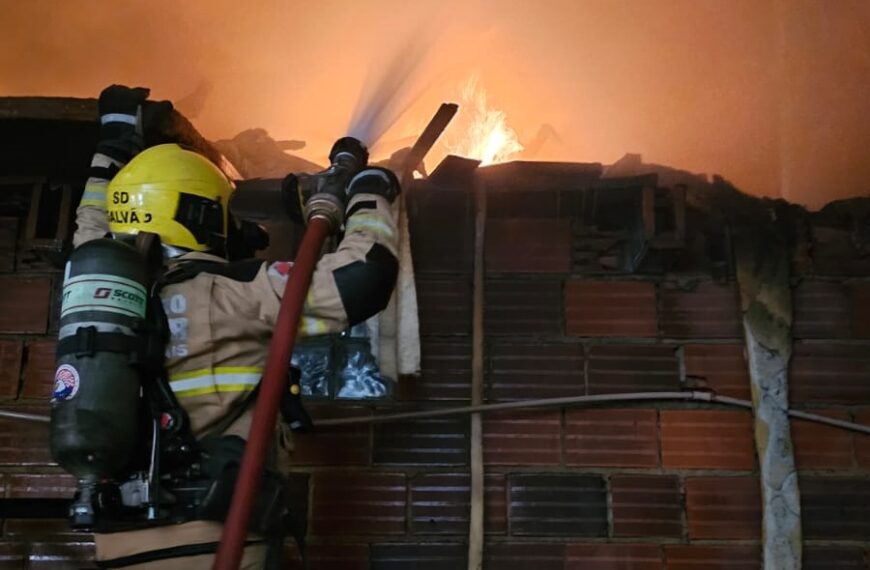 Incêndio atinge prédio onde funcionava fábrica clandestina de estofados em Ubá