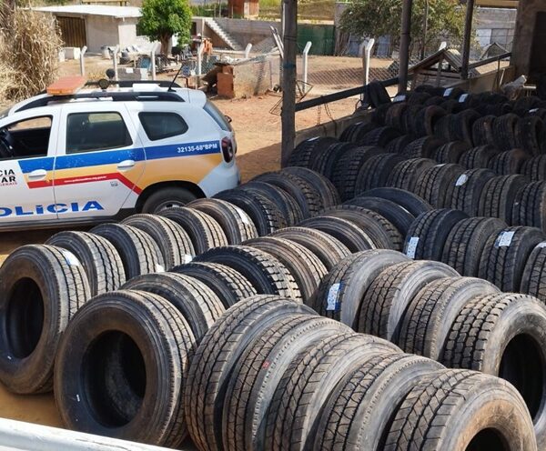 Três homens são presos após saque de carga em carreta tombada na BR-116 em Leopoldina