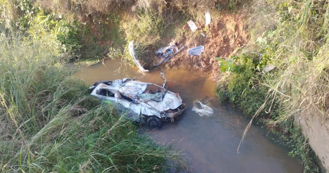 Motorista fica em estado grave após carro cair de ponte na BR-267